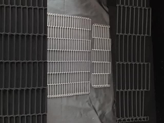 ความทนความร้อน แผ่นยืดหยุ่น 304 เหล็กไร้สแตนเลสบันได Mesh คอนเวียร์เบลท์สําหรับเตาปิซ่า