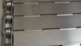 สายพานลำเลียงโลหะไม้ระแนงสแตนเลสโลหะเชื่อมโยงห่วงโซ่ชิปแผ่นโลหะสำหรับเตาอบบิสกิตเบเกอรี่ Anneali