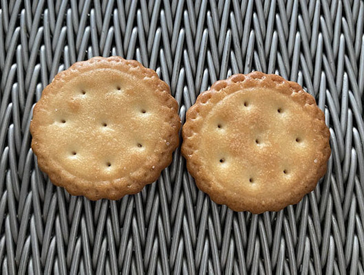 บิสกิ๊ตม้วนเรียบ ขนผง สารผสมโลหะทนความร้อน อัตราสมดุลเตาอบ Herringbone Wire Freezer Mesh คอนเวียร์เบลท์