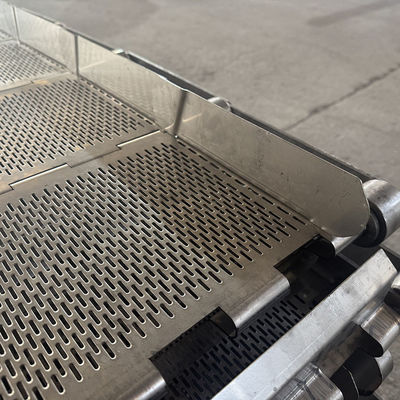 หนาวทนทานอาหารเหล็กไร้ขัดขวาง เข็มขัดขนส่ง perforated สําหรับเตาอบอุโมงค์