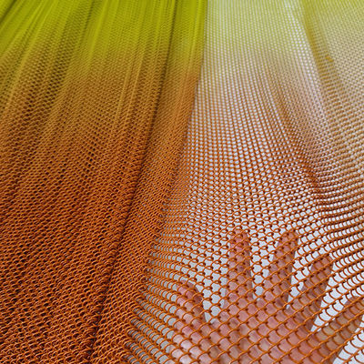 สีระดับ อลูมิเนียม Chain Link Mesh โลหะ Coil ผ้าม่านเพดานตกแต่งในร้านอาหาร